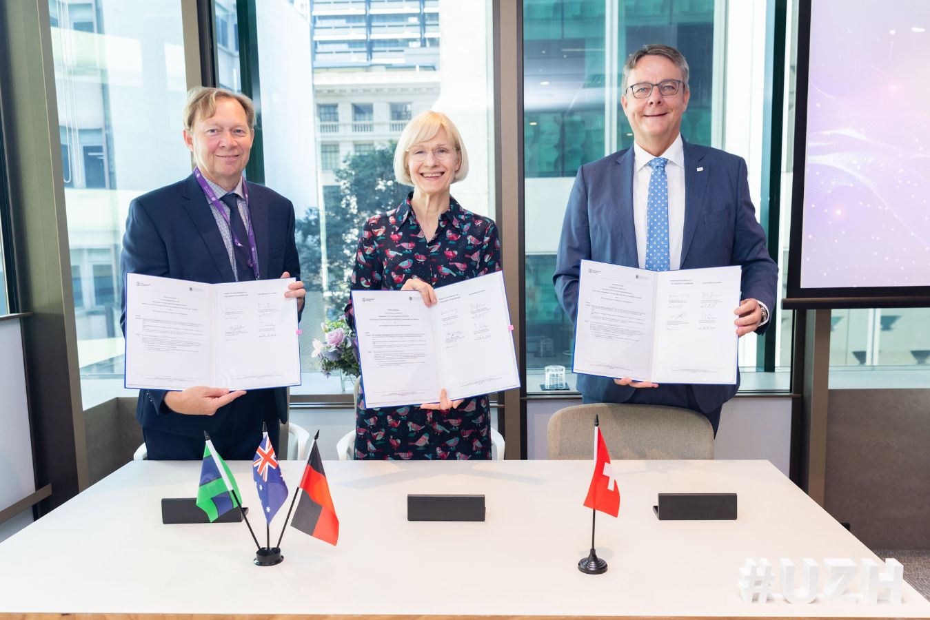 The visit also provided an opportunity to initiate new projects: Dean Andrew Griffiths, Vice Chancellor Deborah Terry and Michael Schaepman (from left to right) signed the agreement for the Double Degree in Law between the UZH Faculty of Law and the UQ Faculty of Business, Economics, and Law. (Image: UQ)